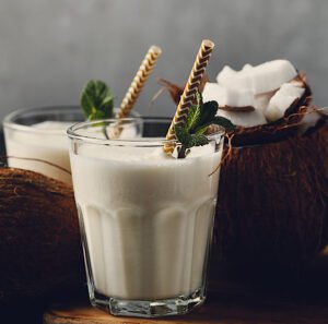coctel-coco-pajita-bebida-tropical